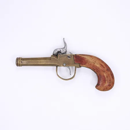 Slaglåspistol fickmodell 1800-tal mässing och troligen alträ längd 16cm slitage hane går att spänna och avtryck fungerar Vikt: 0 g