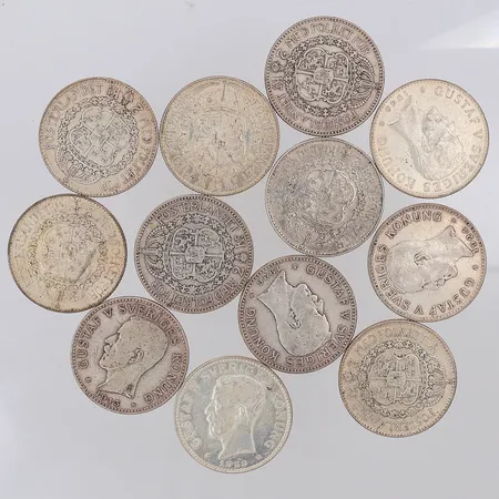 12 Mynt Gustaf V 1913-1940, nominellt värde 2kr, silver 800/1000 Vikt: 179,6 g