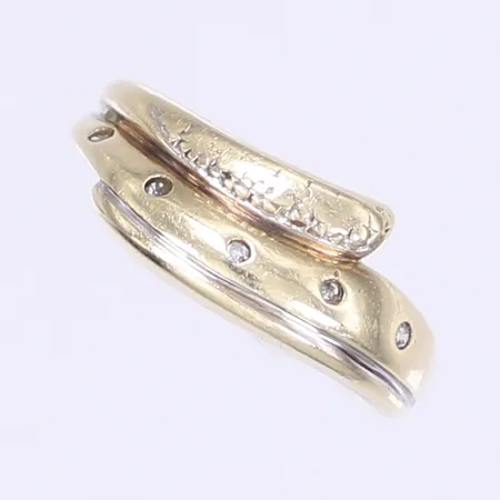 Ring med diamanter 5 x ca 0,05ct stl:16¾, bredd 2-8mm, hårt bruksslitage, 14K Vikt: 4,3 g
