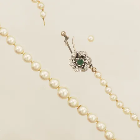 Pärlcollier doserad längd 46cm, bredd Ø4,2-7,6mm, lås med grön samt vita stenar vitguld, defekt 18K Vikt: 0 g