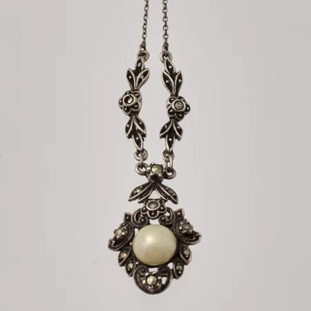 Collier 44,5cm, ankar, bredd 0,6mm, hänge 17,7x27,6mm, markasiter pärla slitet skal, 830/1000 silver, 5,96g.