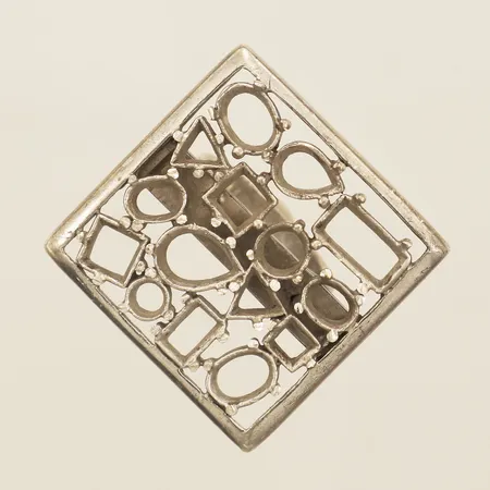 Ring med genombruten dekor stl:18½ bredd 5,2mm överdel 31x32mm silver 925/1000 Vikt: 19,8 g