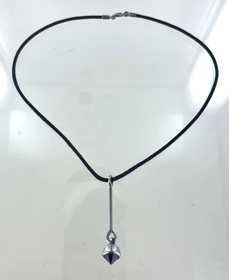 EFVA Attling Halskedja med hänge Dancing Queen med onyx längd 42/5 cm, silver 925/1000 Vikt: 6,7 g på auktion i Växjö hos Pantbanken Sverige