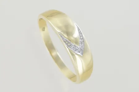 Ring med stenar stl:22 mm bredd 3-7 mm, 14K Vikt: 3,7 g på auktion i Växjö hos Pantbanken Sverige