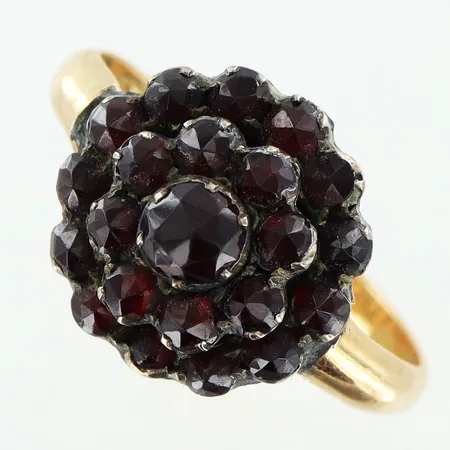 Ring med granater stl:16½, bredd 2-11mm, granaterna infattade i metall, skena 18K Vikt: 3 g