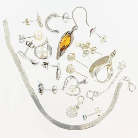 4 hängen slitage/defekter, 1 armband 1 länkdel defekt, 13 örhängen udda, delvis med defekter, silver 925/1000 Vikt: 21 g