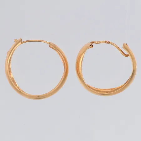 2 udda örhängen 15mm bredd 4,6mm, skeva, 18K Vikt: 1,2 g
