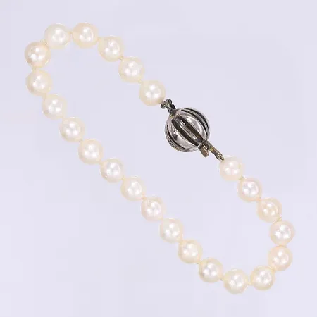 Armband med odlade pärlor 18cm, bredd 6mm, lås i silver 925/1000 Vikt: 11,7 g