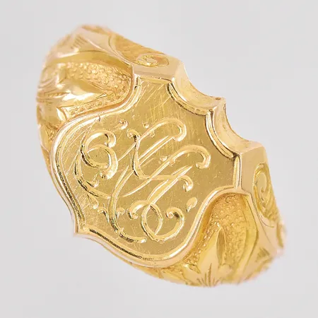 Klackring stl:17¾ bredd ovandel 14mm monogram 18K Vikt: 11,7 g