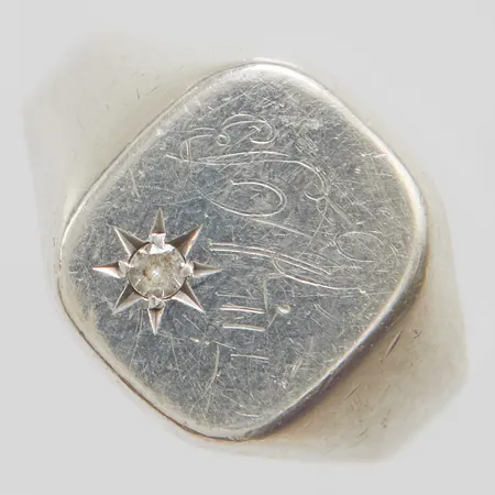 Ring med vit sten stl:18 bredd: 3-13mm, personlig gravyr, silver 835/1000 Vikt: 4,3 g på auktion i City hos Pantbanken Sverige