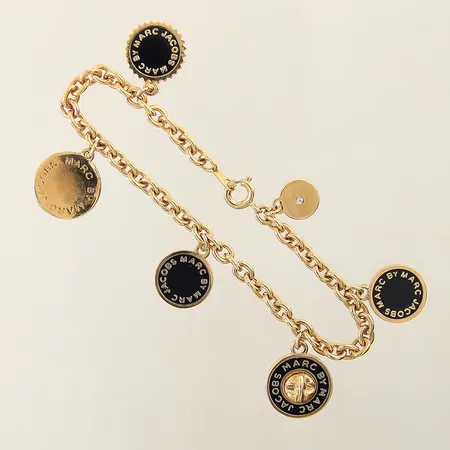 Armband Ankar med sex berlocker Marc by Marc Jacobs längd 19cm bredd 4,5-22mm emaljdetaljer gulmetall inga tillbehör