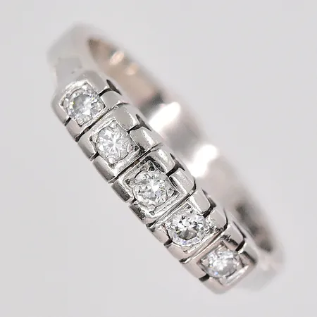Ring diamanter ca 5x0,03ct stl:16½ bredd 2,4-3,6mm vitguld 18K Vikt: 4,1 g på auktion i Västerås hos Pantbanken Sverige