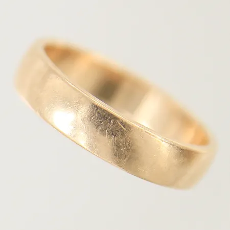 Ring slät Schalins stl:19¼ bredd 5mm gravyr 18K Vikt: 6,6 g