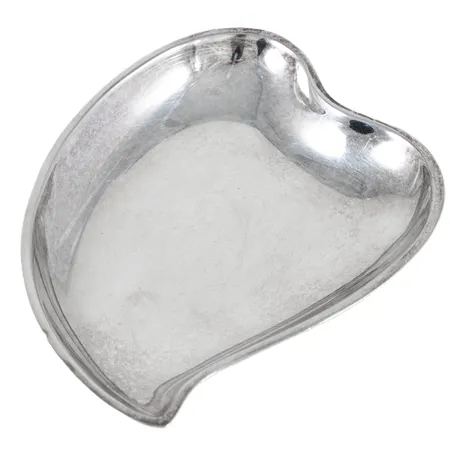 Litet fat i form av ett hjärta 10x7,5cm, stämplad E9 (1955), CGH (C G Hallbergs Guldsmeds AB, Stockholm), STERLING, S, kattfot, något kantstött, silver 925/1000 29,5g.