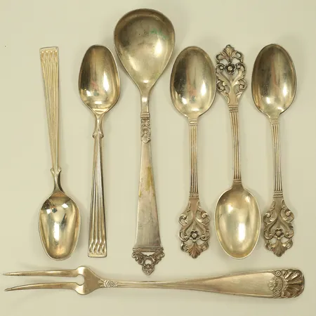 Fem kaffeskedar ca 11,5cm, en sked ca14cm, en påläggsgaffel ca16cm okända modeller Silver 830/1000 Vikt: 84,6 g