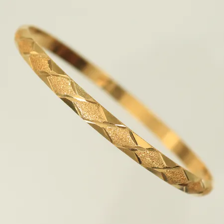 Armring med mönster, Øca70mm, bredd 5,5mm, ojämn skena, 21K Vikt: 13,9 g
