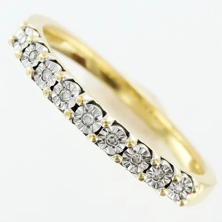 Ring Guldfynd stl:17 bredd 1,5-2,5mm diamanter 9xca0,005ct 8/8-slipade, fattning i vitguld, 18K Vikt: 2,5 g