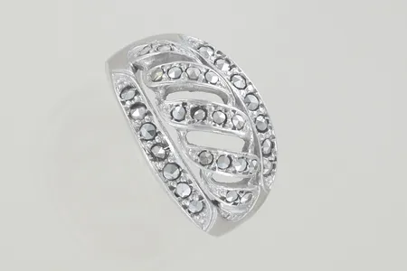 Ring med stenar stl:16¼ bredd 12 mm, silver 835/1000 Vikt: 5,3 g på auktion i Växjö hos Pantbanken Sverige