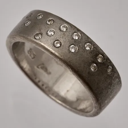 Ring, stl:17¾, bredd 6,7mm, 15st vita stenar, Catwalk, 925/1000 silver, 6,63g.
