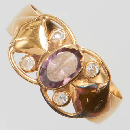 Ring med stenar stl:15¾ bredd: 4-9mm, skev, defekt, ostämplad, 14K Vikt: 1,2 g