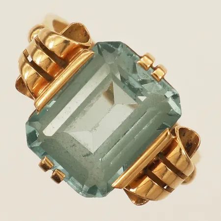 Ring med troligtvis syntetisk spinell stl:19 bredd 1,9mm tillverkad av Söderbergs Guldsmedsverkstad Erla år 1948 18K Vikt: 7,1 g