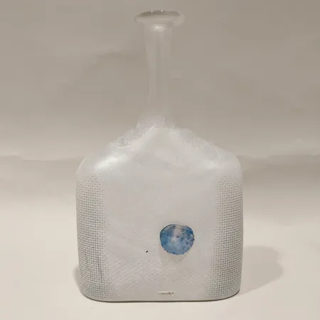 Vas Kosta Boda ur serien Network av Bertil Vallien höjd ca 30cm etikettmärkt.