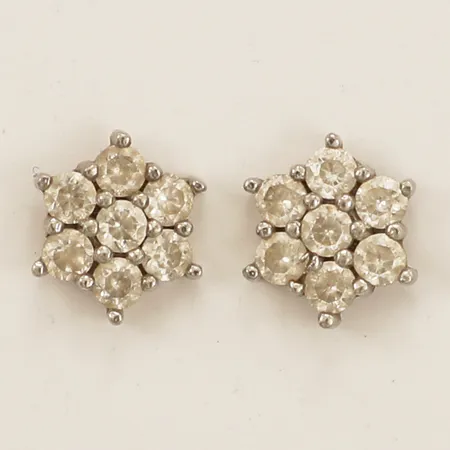Ett par örhängen med vita stenar Ø8,2mm silver 925/1000 Vikt: 1,6 g