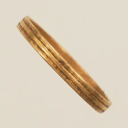 Ring stl:16¼ bredd 2,2mm skev 18K Vikt: 1,1 g