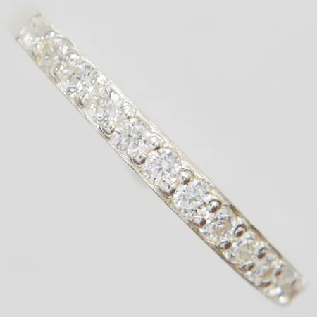 Ring med vita stenar stl:19¼ bredd: 1,5-2,5mm, GHA, silver 925/1000 Vikt: 1,5 g på auktion i City hos Pantbanken Sverige