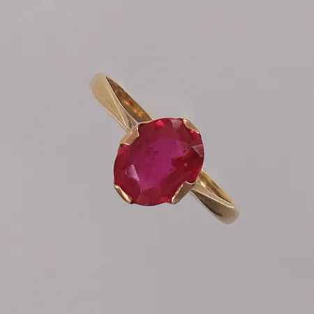 Ring med syntetisk rubin, stl:17¾ bredd 1,6-9,6mm, slitna klor. 18K Vikt: 2,2 g på auktion i Skärholmen hos Pantbanken Sverige