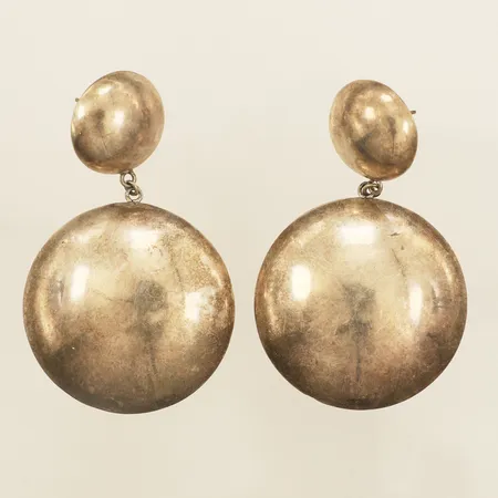 Ett par örhängen längd ca 72mm Ø45mm saknar lås silver 925/1000 Vikt: 36,4 g