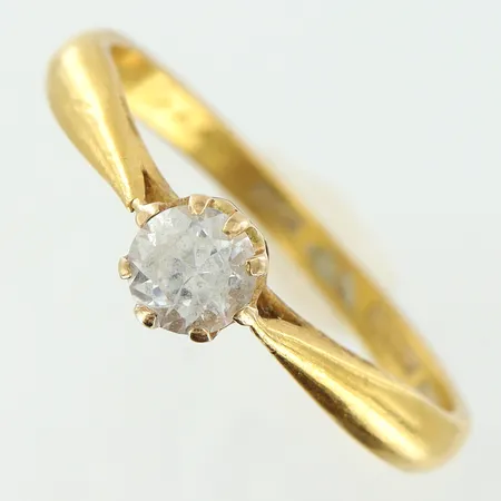 Ring stl:20½ med vit sten, bredd 2-5mm, gravyr, 23K Vikt: 4,4 g