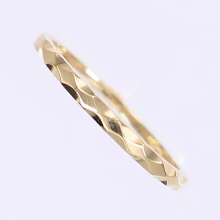Ring med dekor GHA stl:18½ bredd 2mm 18K Vikt: 1,2 g