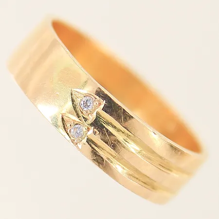 Ring med vita stenar stl:19¼ bredd 6,3mm ostämplad 18K Vikt: 6,1 g