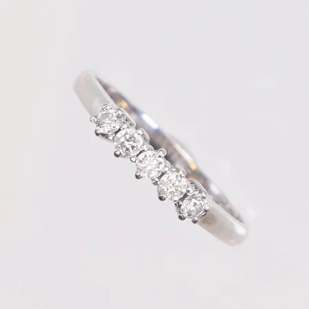Ring i vitguld med diamanter 5xca0,04ct stl:17 bredd 2-2,5mm 18K Vikt: 2,3 g på auktion i Göteborg Mölndal hos Pantbanken Sverige