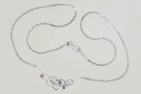 Collier med stenar längd 40 cm, bredd 2-10 mm, silver 925/1000 Vikt: 5,4 g på auktion i Växjö hos Pantbanken Sverige