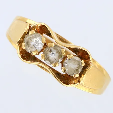Ring med vita stenar stl: 19, bredd: 2,5-6,5mm, 18K Vikt: 3,1 g