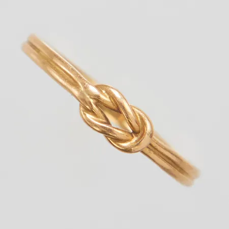 Ring knut stl:16¼ bredd: 1,5-4mm, import stämplad, 18K Vikt: 1,1 g
