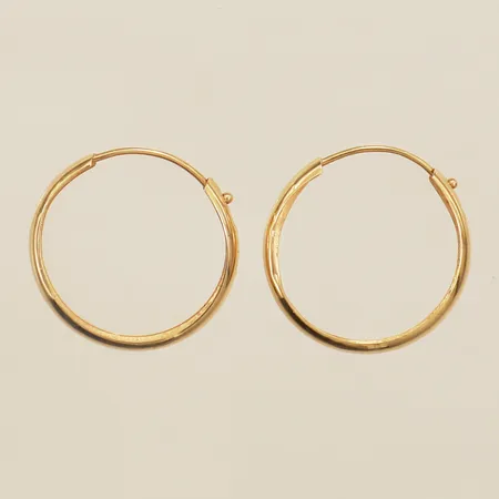 Ett par örhängen Ø16mm något skeva 18K Vikt: 0,7 g