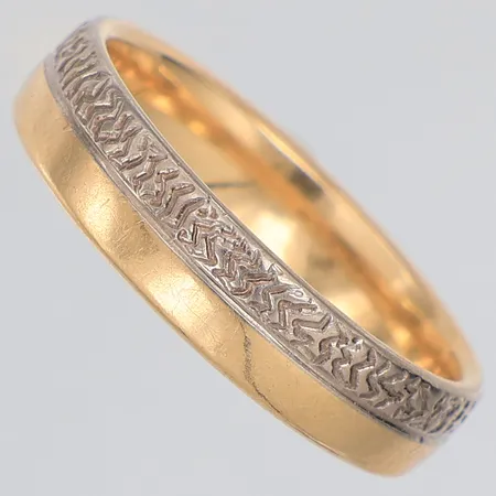 Ring gul/vitguld stl:19, gravyr, 18K Vikt: 6,4 g