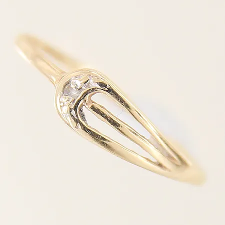 Ring med 8/8-slipad diamant ca 0,01ct stl:18 bredd 1,2-5mm skev skena 18K Vikt: 0,9 g