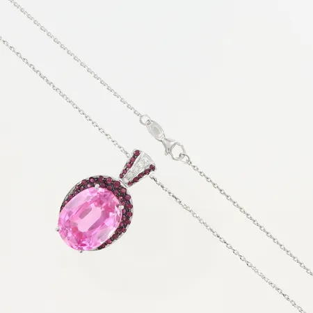 Kedja med hänge troligen syntetisk rosa safir 19x15mm, briljantslipade diamanter ca 0,12ctv, rubiner, hängets på auktion i Malmö Triangeln hos Pantbanken Sverige