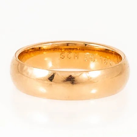 Ring slät stl:15¼ bredd 4,5mm, gravyr, 18K 4,0g.