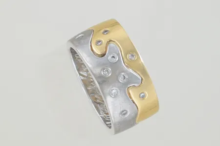 Ring 2 färger med diamanter 10x0,01ct stl:18 mm bredd 10 mm, graverad 18K Vikt: 14,8 g på auktion i Växjö hos Pantbanken Sverige