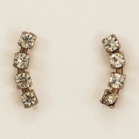 Ett par örhängen med vita stenar, längd 12mm bredd 3,8mm silver 925/1000 Vikt: 1 g