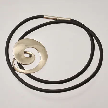 Hänge Ø2,2mm, Georg Jensen Torun Bülow-Hübe, 925/1000 silver, gummiband 41,5cm, silverlås original, 6,55g.
