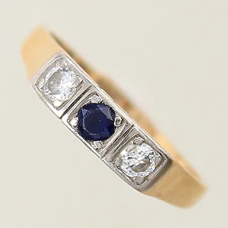 Ring med blå safir och diamanter 2 x ca 0,10ct stl:17  bredd 1,1-4,1mm skev skena 18K Vikt: 2,8 g