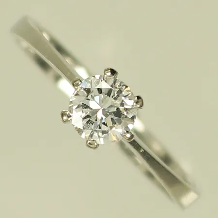 Ring med diamant 1xca0,45ct, stl 16¾, bredd 2,5-5mm, vitguld, gravyr, 18K Vikt: 2,1 g