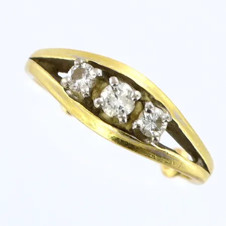 Ring med vita stenar stl: ca16, bredd: 1-6,5mm, avklippt, 18K Vikt: 4,5 g