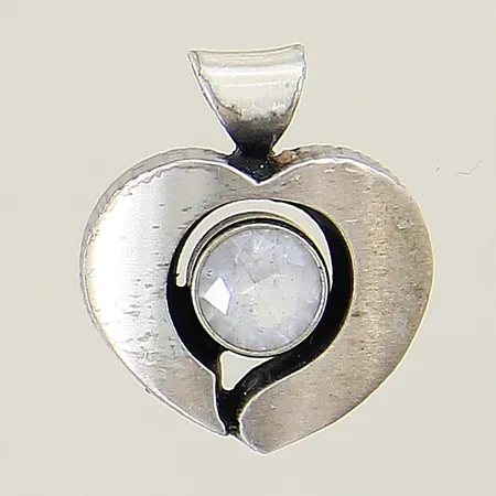 Hänge hjärta med vit sten 16x14mm silver 925/1000 Vikt: 2,1 g på auktion i Solna hos Pantbanken Sverige